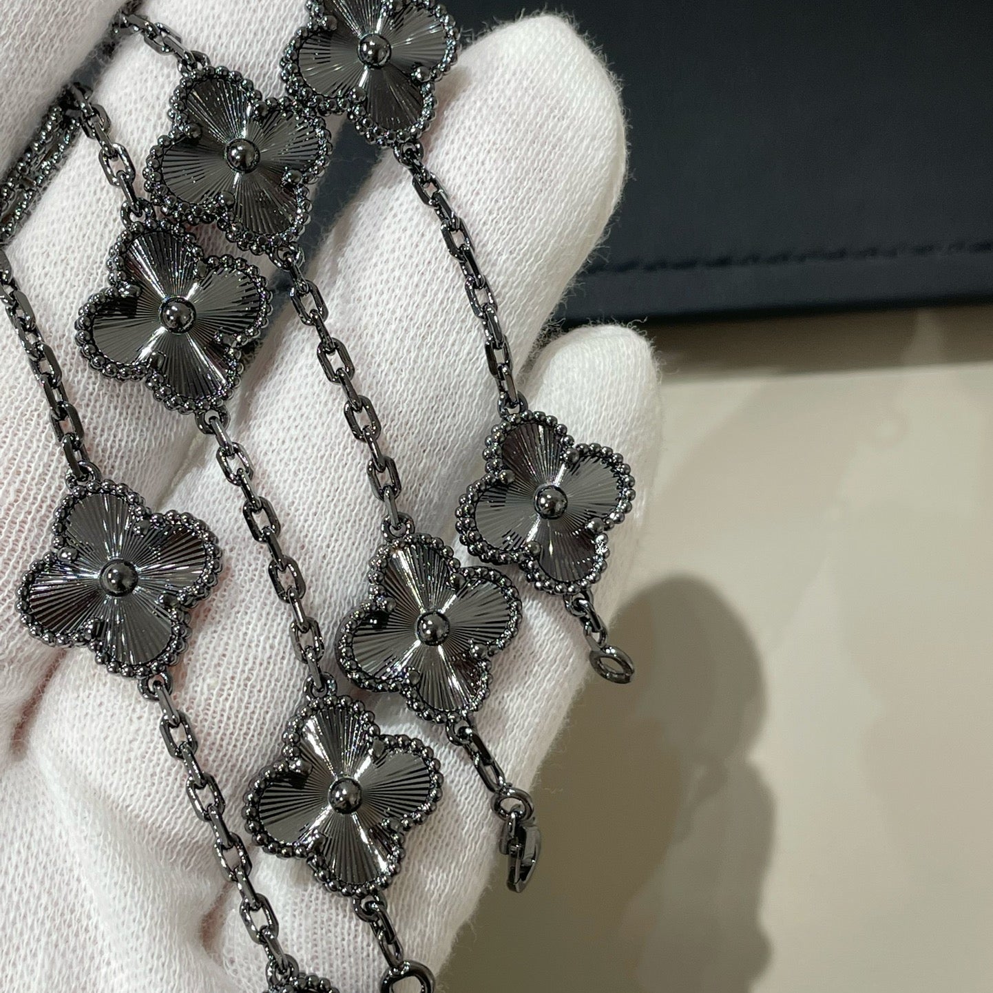 [Auraecho]CLOVER 5 MOTIF BLACK BRACELET