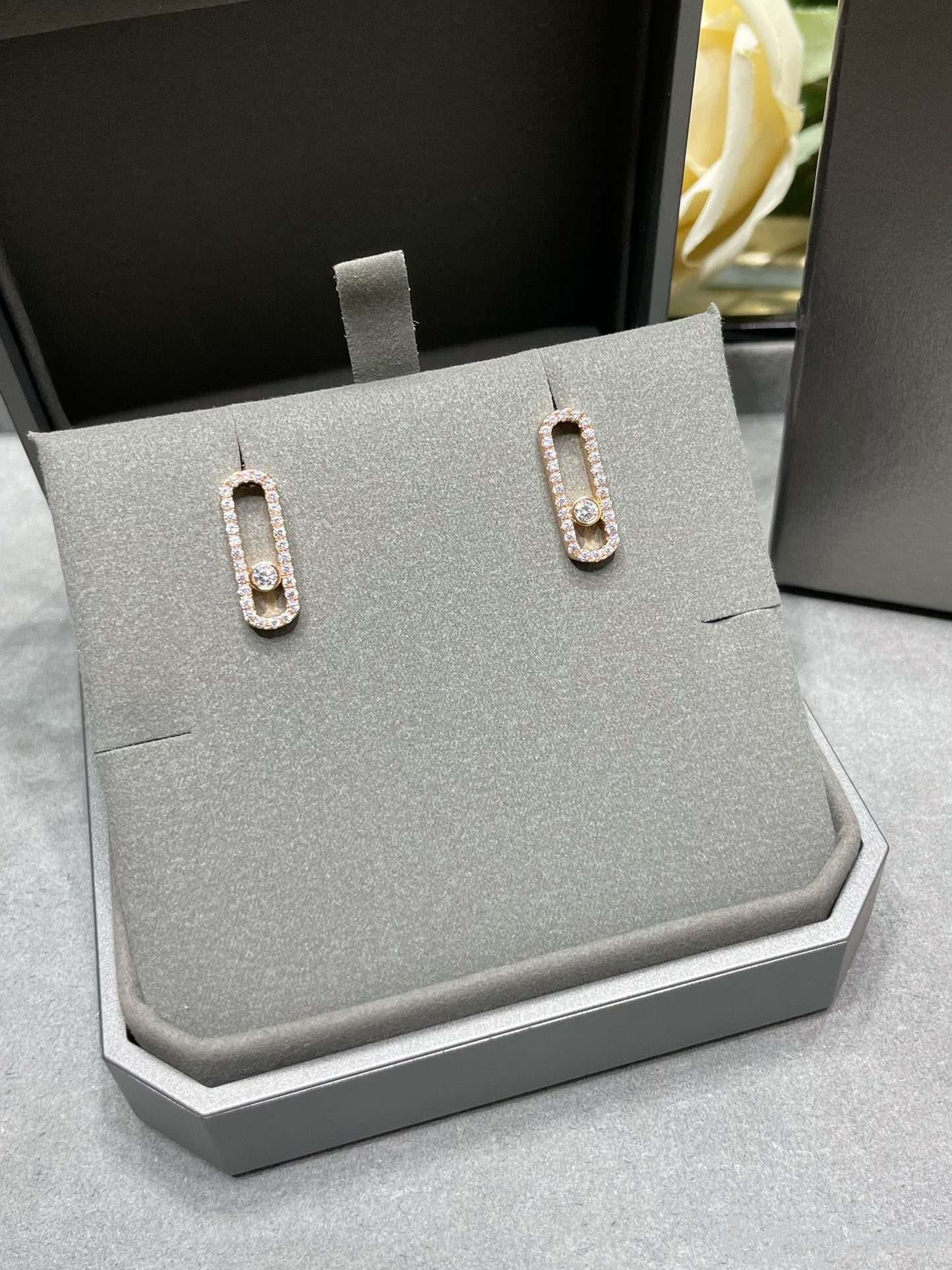 [AuraEcho]MOVE UNO STUD DIAMOND PAVED EARRINGS
