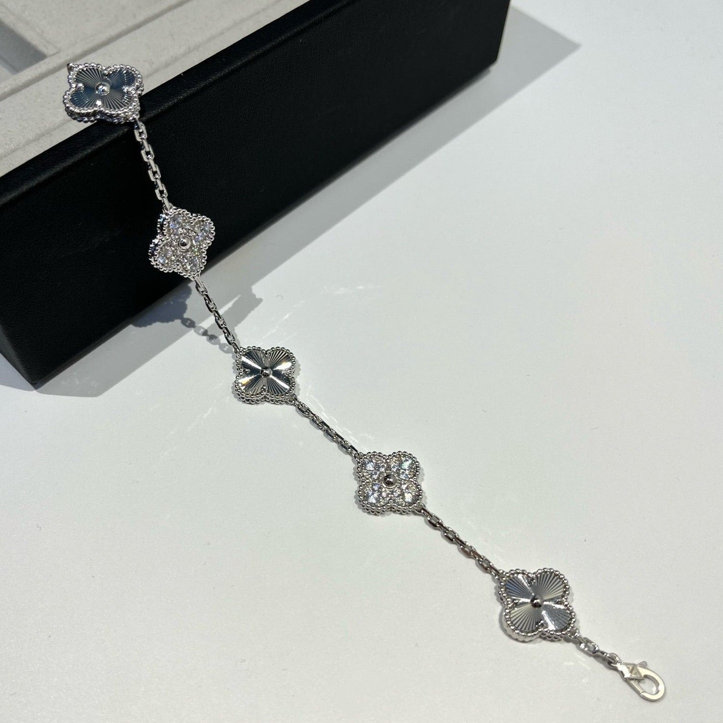 [Auraecho] CLOVER 5 MOTIF LASER BRACELET COLLECTION