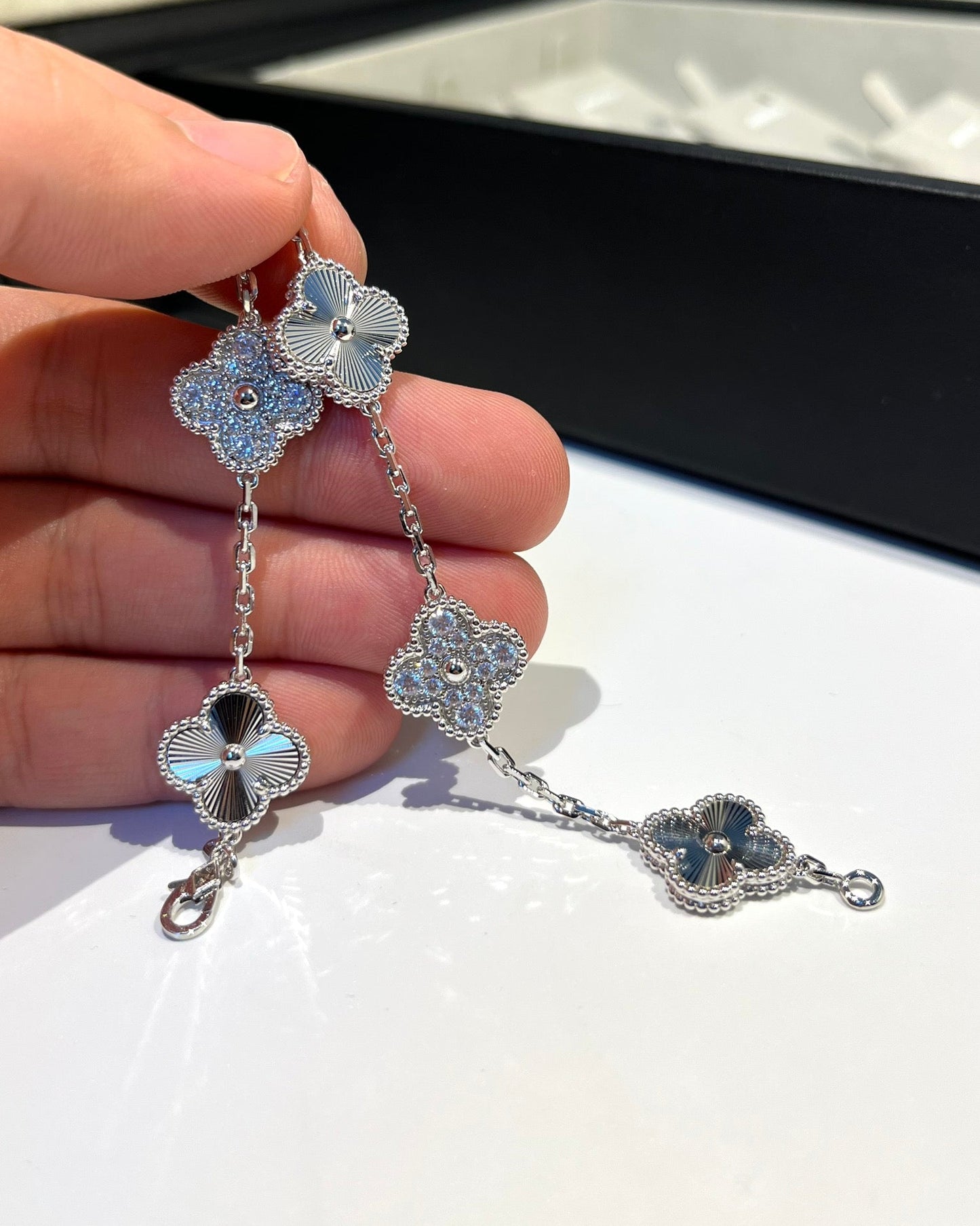 [Auraecho] CLOVER 5 MOTIF LASER BRACELET COLLECTION