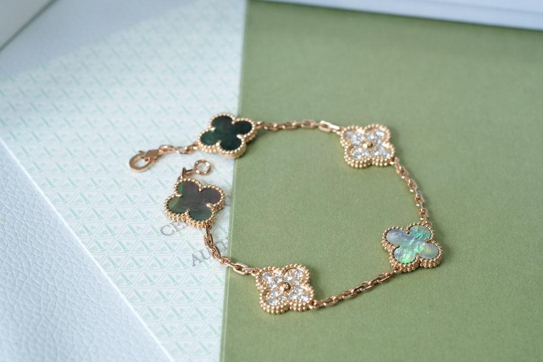 [Auraecho] CLOVER 5 MOTIF GRAY MOP BRACELET COLLECTION