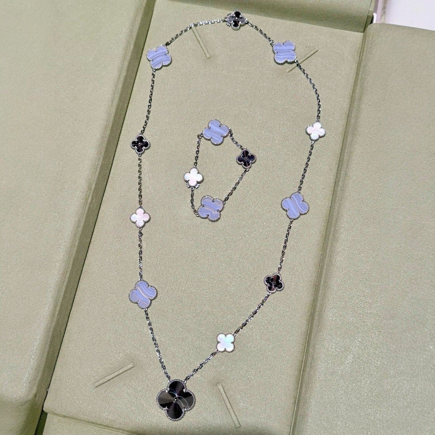 [Auraecho]DETACHABLE CLOVER 15(11+4) FLOWER SILVER NECKLACE SET