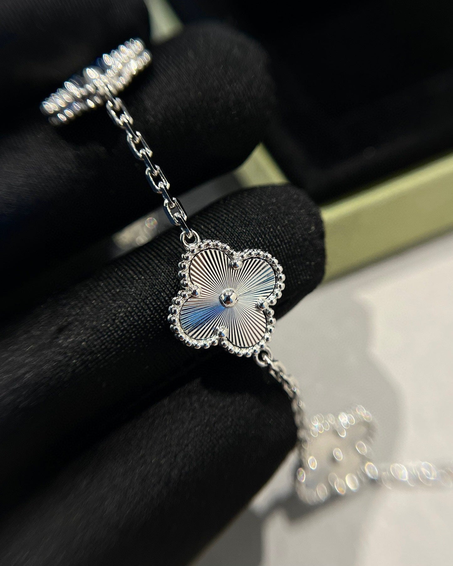 [Auraecho] CLOVER 5 MOTIF LASER BRACELET COLLECTION